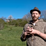 À Durbuy, Louwette chante les oiseaux pendant que les dirigeants conservateurs ignorent l'absurde!