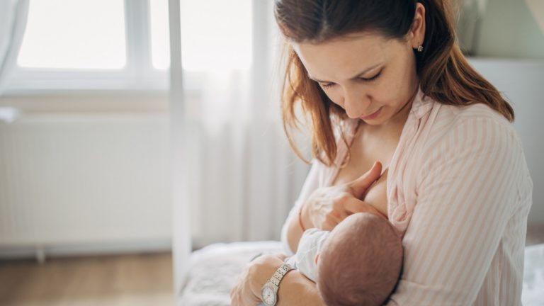 L&rsquo;alimentation maternelle pendant l&rsquo;allaitement influence la santé future de l&rsquo;enfant.
