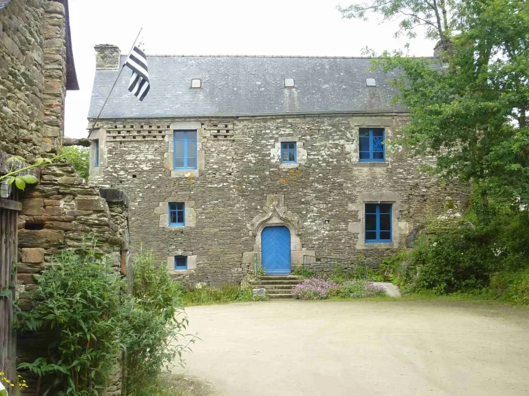 Stage d&rsquo;été en breton de l&rsquo;UDB à Landeleau : apprentissage linguistique pour les participants.