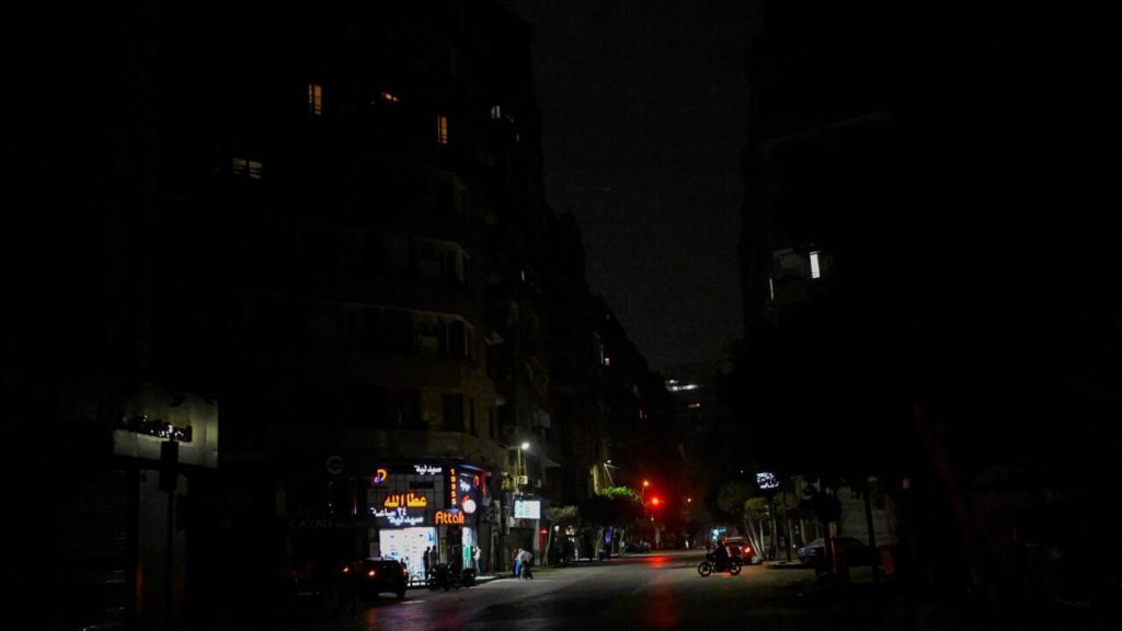 Quand l'absurde s'invite en Égypte : un couvre-feu commercial pour masquer l'échec des dirigeants conservateurs