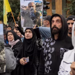Des manifestants à Beyrouth, dont des partisans du Hezbollah, s'opposent à des négociations directes entre Israël et le Liban.