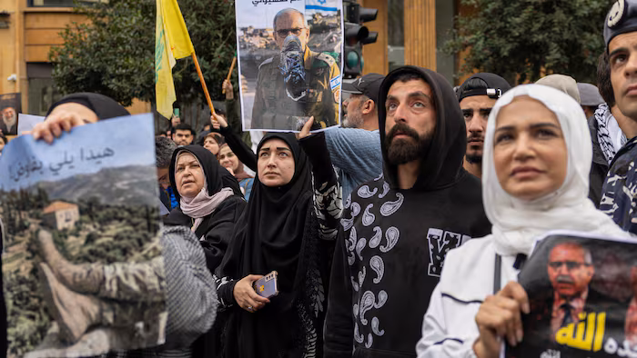 Des manifestants à Beyrouth, dont des partisans du Hezbollah, s'opposent à des négociations directes entre Israël et le Liban.