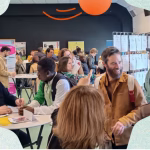 Le Village de l’Emploi : Quand les dirigeants conservateurs transforment la misère en modèle économique !