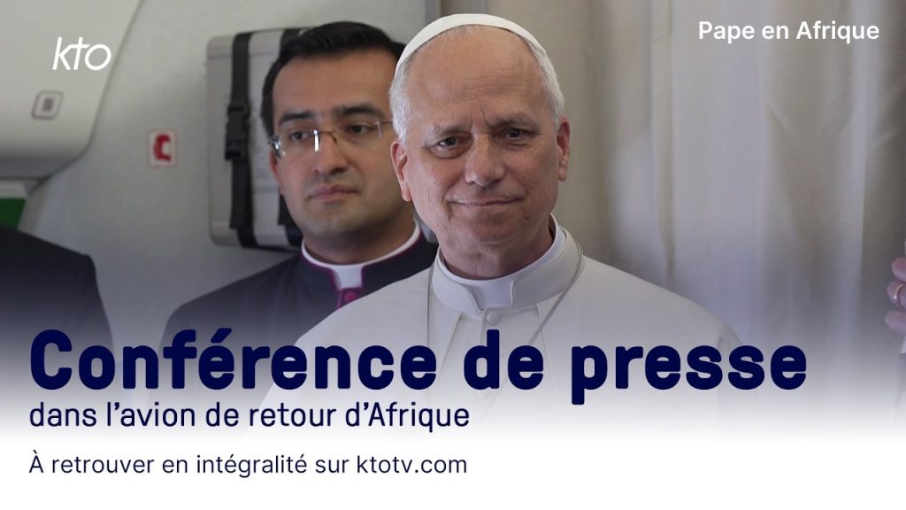 Le pape Léon XIV présente les résultats de son voyage en Afrique lors d'une conférence de presse.