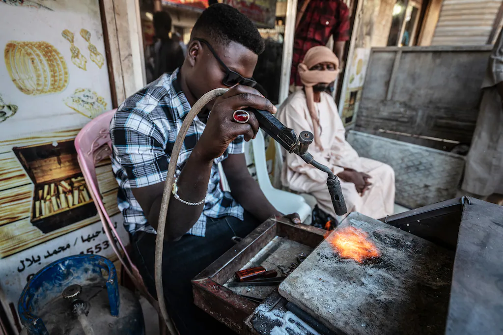 «Il ne reste plus que l’or, qui tire tout le pays» : l’orpaillage, soupape économique et carburant de la guerre civile soudanaise