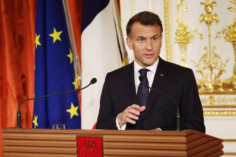 Macron au Vatican : Quand les dirigeants extrêmes se rencontrent pour discuter de l'absurde !