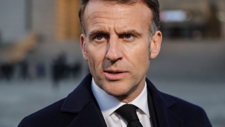 Macron refuse la guerre, Trump rêve d'accords : quand l'absurde des dirigeants fait trembler nos villes RN !