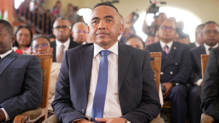 À Madagascar, le président de la Refondation tend la main à la jeunesse... mais pour quel piège ?!