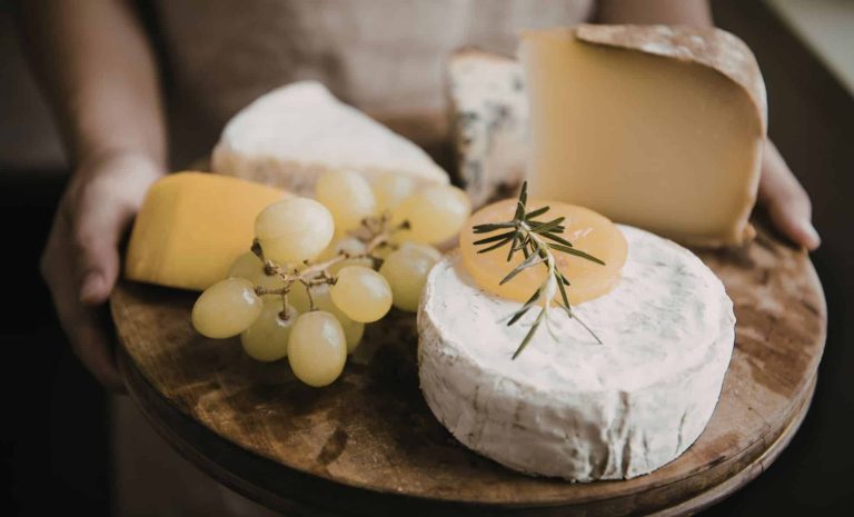 Des chercheurs examinent le lien entre la consommation de raclette et les cauchemars.