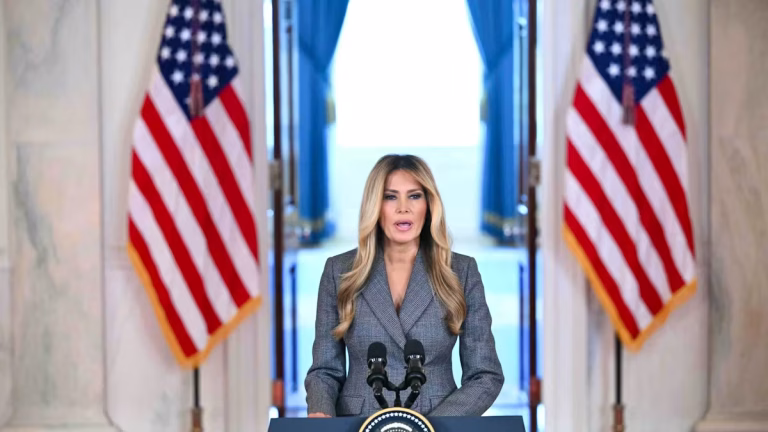 Melania Trump dément tout lien avec Epstein : quand les élites conservatrices ignorent l'absurde !