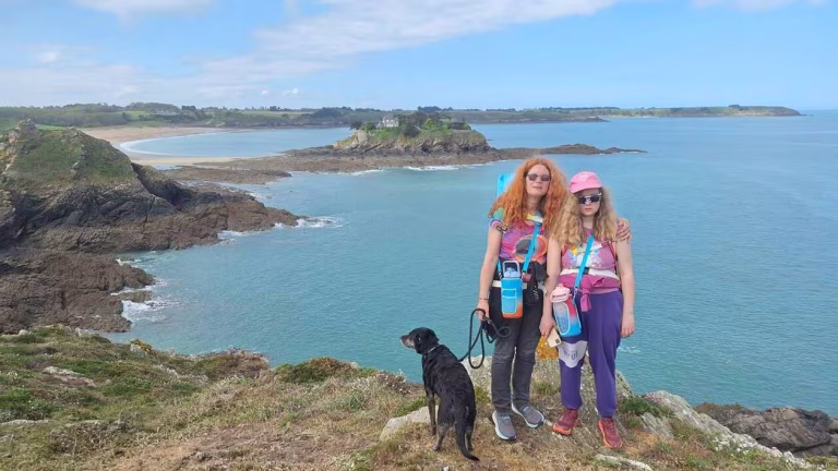 Un Voyage au Cœur de l&rsquo;Autisme : Sandrine Ehret et Charlotte sur le GR34