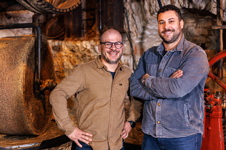 Moulin à Huile Castagné : Quand la ferme familiale devient le symbole de l'absurde conservateur !