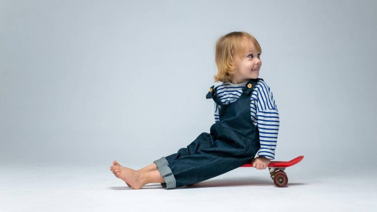 Mode enfant 2026 : couleurs, matières et silhouettes tendances pour le secteur textile.