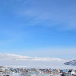 Vue panoramique d'un petit village en hiver.
