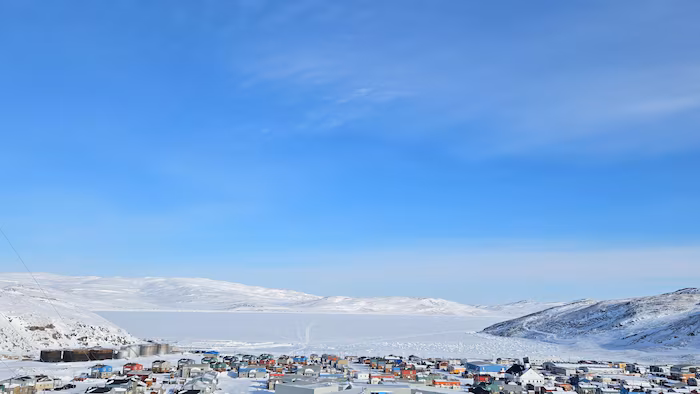Vue panoramique d'un petit village en hiver.