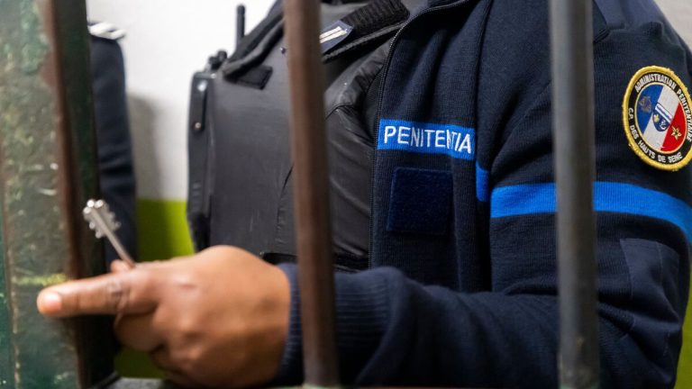 À Nanterre, des surveillants de prison achètent des arrêts maladie sur Snapchat : l'absurde à son comble!