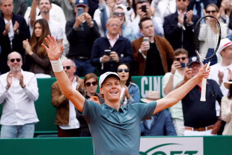 Jannik Sinner : Un plongeon dans l&rsquo;absurde après la victoire