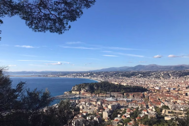 Météo : Quand la pluie s&rsquo;invite au bal des promesses ensoleillées