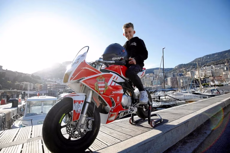 « La moto, c’est dans son ADN » : à 10 ans, ce pilote monégasque trace déjà sa route et rêve de MotoGP
