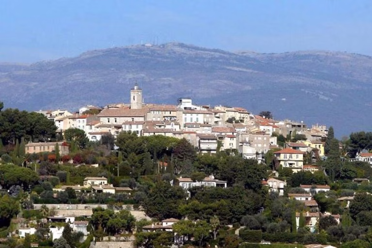 Quand le pouvoir devient un spectacle : analyse d&rsquo;une comédie tragique