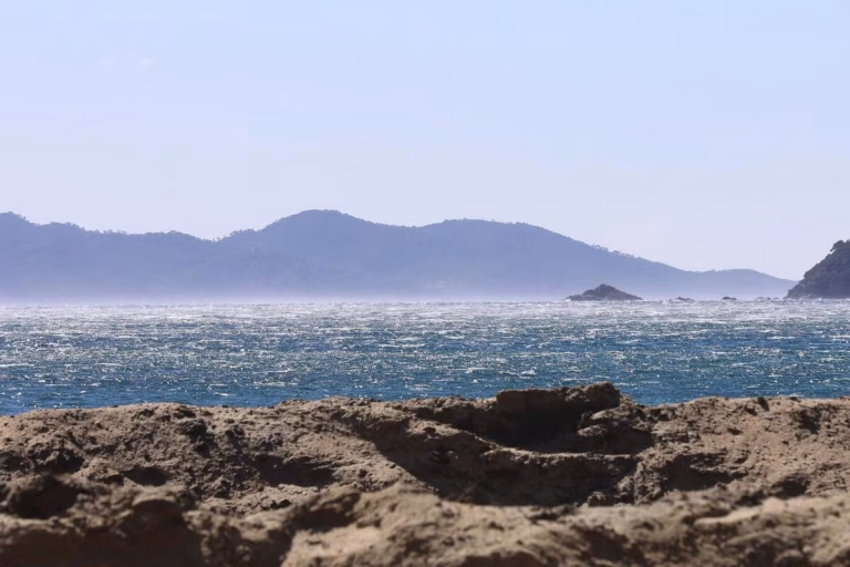 Le Var sous le soleil : un mirage estival dans un océan de contradictions