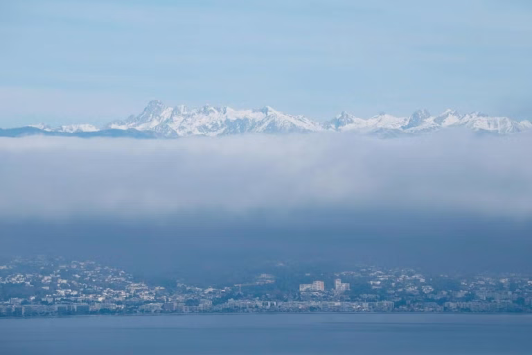 Côte d&rsquo;Azur : Un Dimanche Sous un Ciel Voilé, Mais Pas Sans Tension