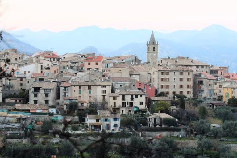 Météo des Alpes-Maritimes : Une Journée Partagée entre Calme Côtier et Instabilité Montagneuse