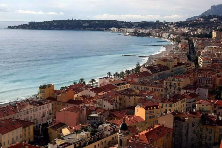 Météo en Alpes-Maritimes : prévisions de pluie et températures fraîches pour mardi.