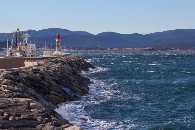 Vent jusqu&rsquo;à 120 km/h ce week-end : alertes dans les Alpes-Maritimes et le Var