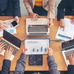 Votre patron veut vous ajouter sur les réseaux sociaux ? Quand les conservateurs transforment l'amitié en pression !