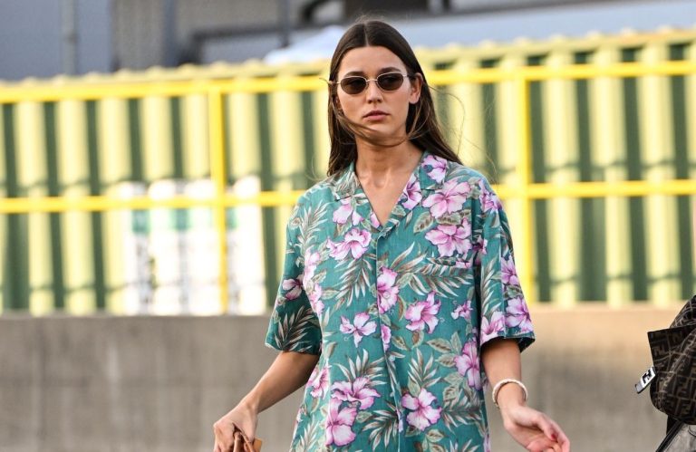 La chemise hawaïenne : symbole de l&rsquo;absurde mode ou rébellion estivale ?