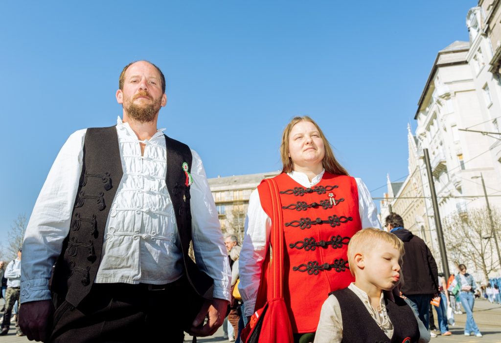 Orbán et la Hongrie : quand le conservatisme transforme le pays en un cirque absurde !