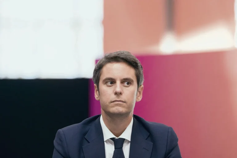 Gabriel Attal : Le « Bébé Macron » en Campagne, ou le Retour de la Comédie Politique ?