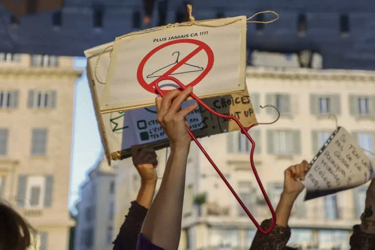 Monument aux avortées inconnues : pourquoi l&rsquo;histoire des victimes reste occultée à Paris ?