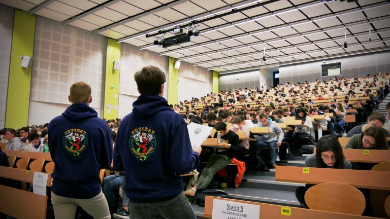 Examen blanc avant les partiels : les étudiants de santé de Besançon en immersion spatiale