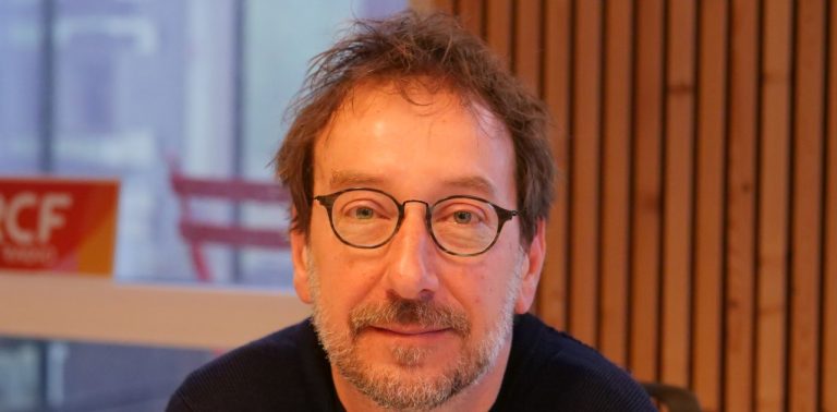 La Radio : Un Appel au Secours Démocratique