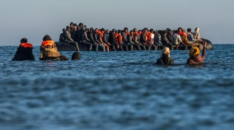 Trois Britanniques en comparution : quand sauver des vies devient un délit