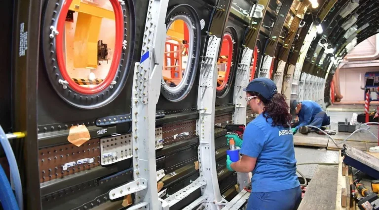 À Nantes, l&rsquo;aéronautique vous écrase : une expérience immersive pour un emploi illusoire !