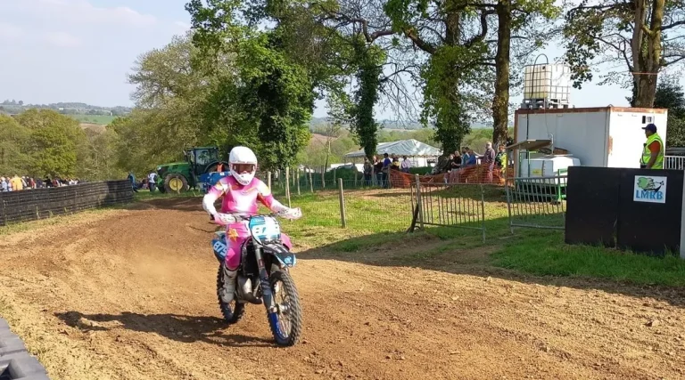 Le motocross à Louvigné-du-Désert : entre passion et hypocrisie
