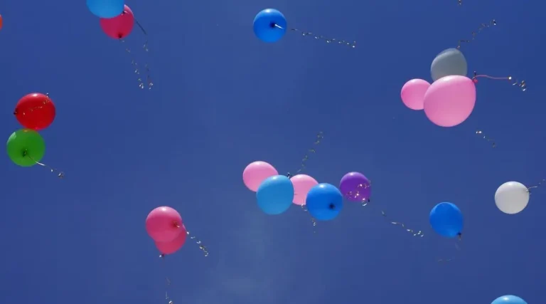 Un ballon britannique tombe dans une cour de récréation : que se passe-t-il vraiment ?