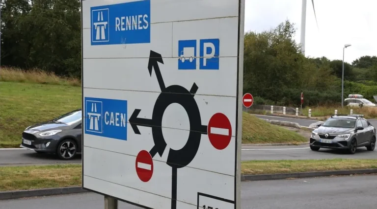 Accident sur l&rsquo;A84 : une collision entre voiture et poids lourd ferme l&rsquo;aire de Gouvets
