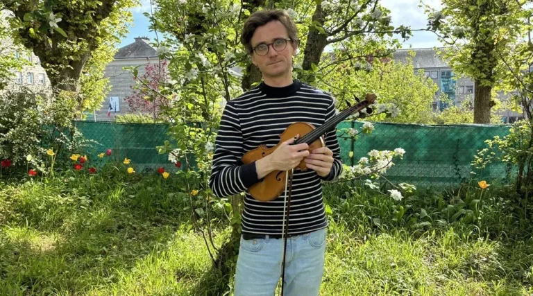 « Un violon pour adoucir la douleur : un Breton redéfinit les cérémonies funéraires »