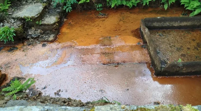 Étrange coloration de l’eau du Mougau : une situation à surveiller