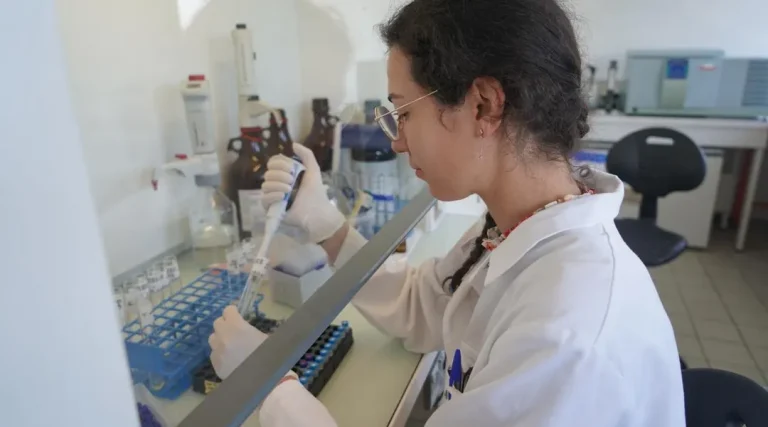 Analyse des PFAS, cadmium et pesticides dans l&rsquo;eau, les aliments et l&rsquo;air en France.