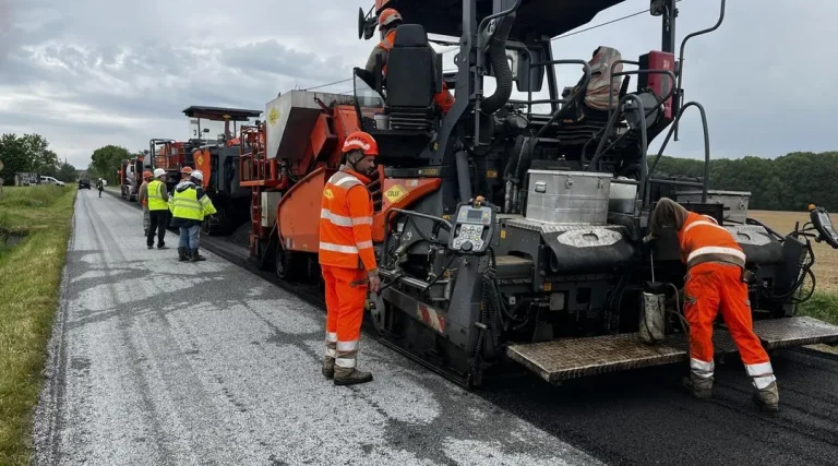 Ille-et-Vilaine : première route rénovée avec du bitume recyclé pour améliorer la chaussée.