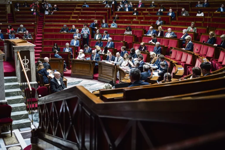 La Macronie : Entre Illusion de Puissance et Réalité Écrasante