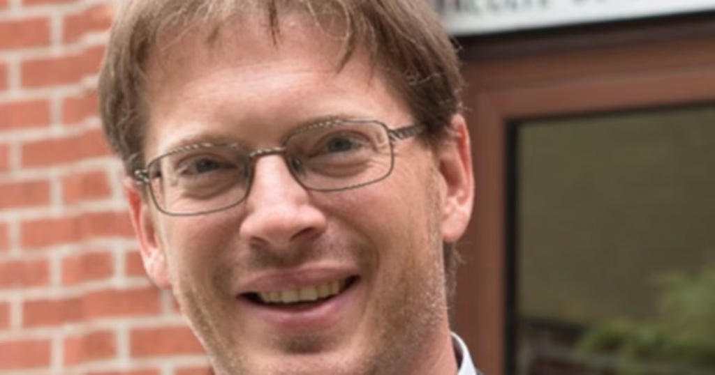 À Mons, un recteur conservateur remplace un autre : Lefebvre, l'absurde héritier des élites déconnectées !