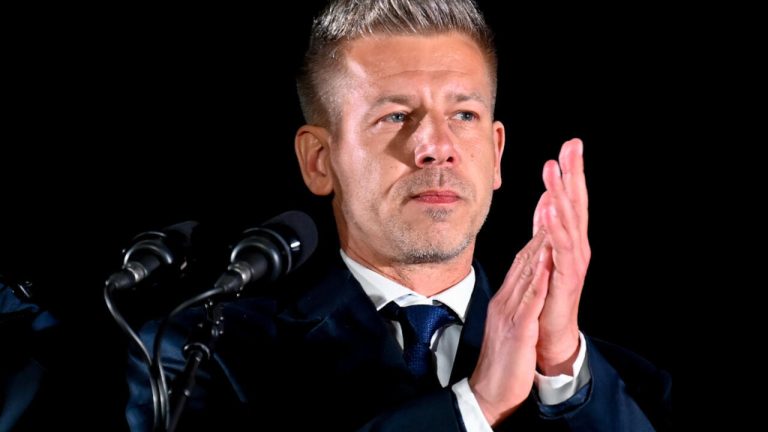 Hongrie : L’Illibéralisme à l’Heure du Changement