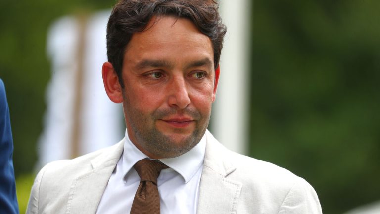 La victoire au Prix du Jockey-Club : une illusion de succès dans un monde où l&rsquo;humilité est un luxe