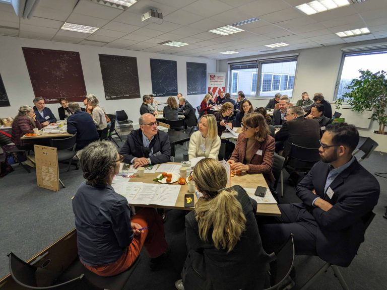 Café sans filtre : la comédie du dialogue